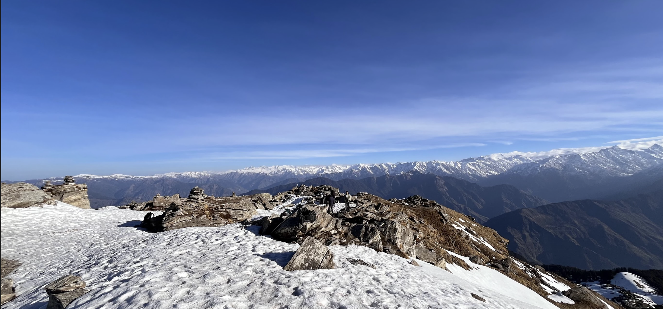 A panoramic view of the top of Kedarkantha peak.